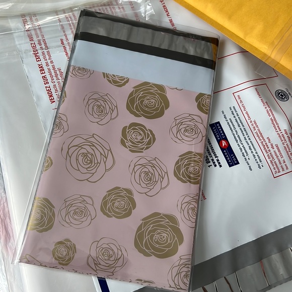 25 pcs Shipping Envelopes Poly Mailers with Gold Roses 6"x9" Inches - Picture 5 of 6